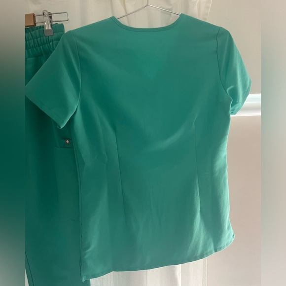 FIGS surgical green scrubs - Picture 3 of 9